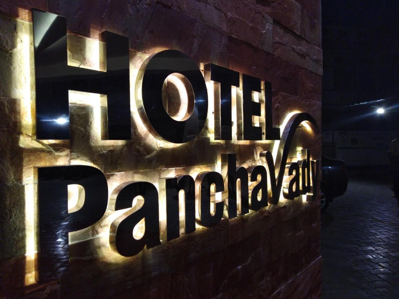 Hotel Panchavady Tiruvalla Buitenkant foto