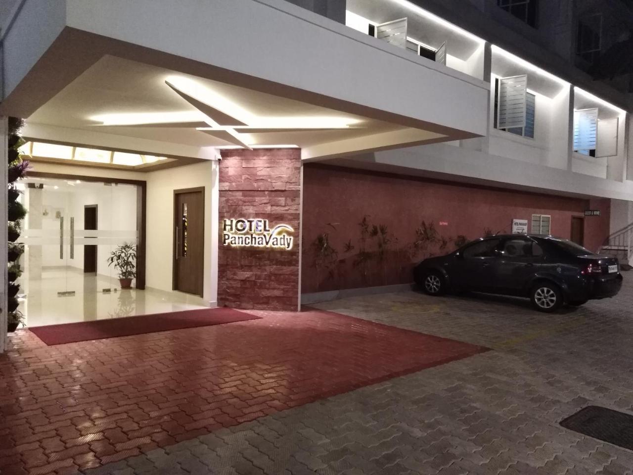 Hotel Panchavady Tiruvalla Buitenkant foto