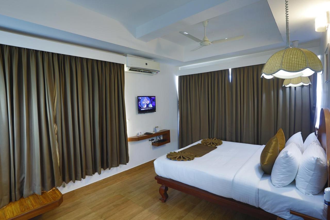 Hotel Panchavady Tiruvalla Buitenkant foto