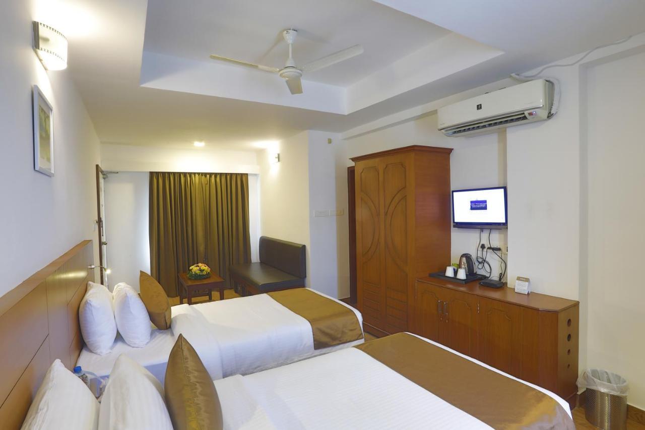 Hotel Panchavady Tiruvalla Buitenkant foto