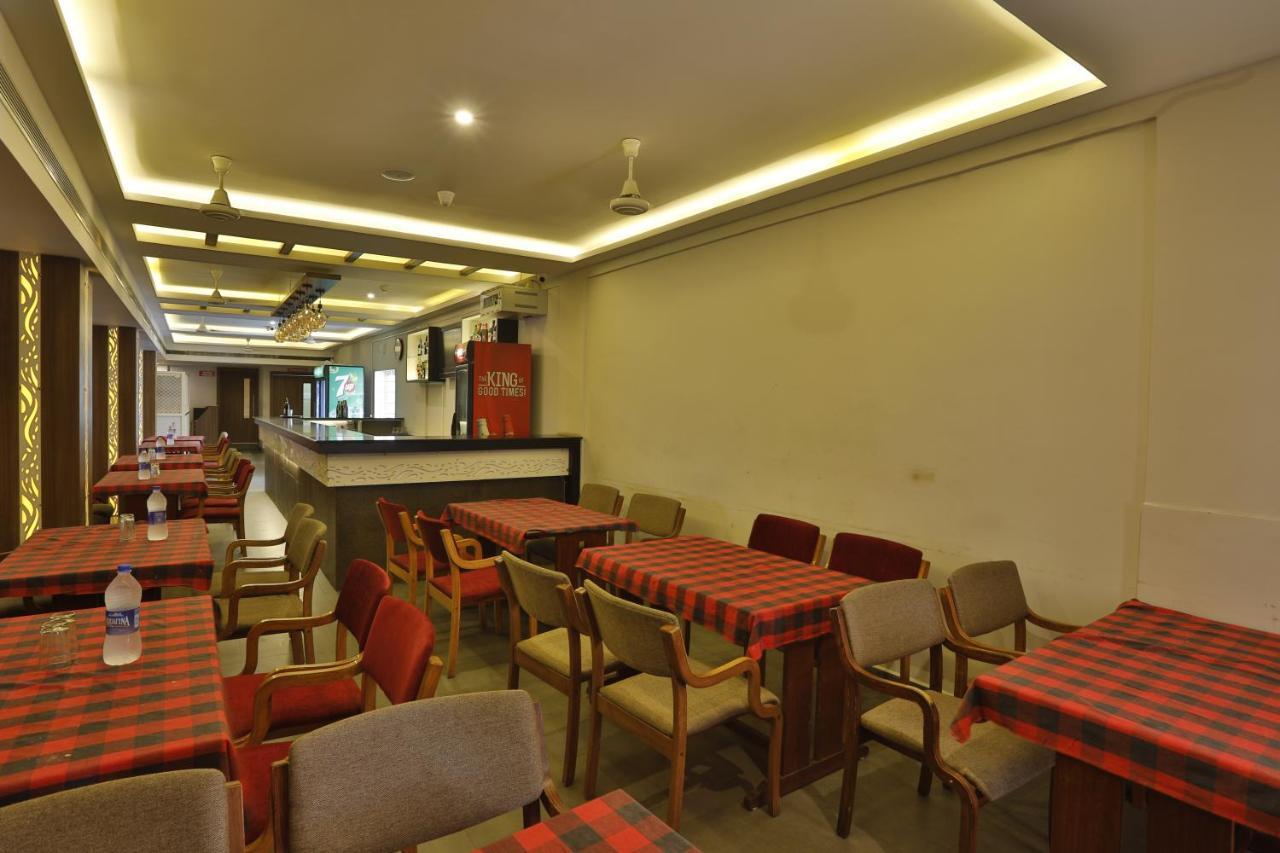 Hotel Panchavady Tiruvalla Buitenkant foto