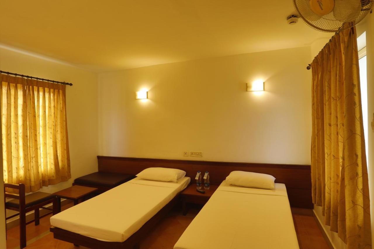 Hotel Panchavady Tiruvalla Buitenkant foto