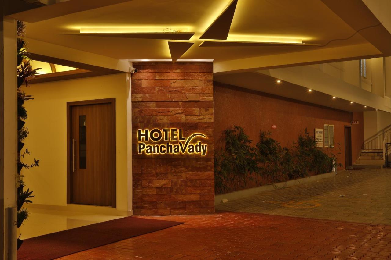 Hotel Panchavady Tiruvalla Buitenkant foto